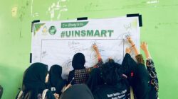 Antusiasme Ungkapan Kegembiraan, Mahasiswa Baru UIN Sultan Amai Gorontalo Penuhi Baliho PBAK dengan Tanda Tangan