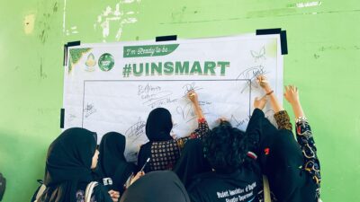 Antusiasme Ungkapan Kegembiraan, Mahasiswa Baru UIN Sultan Amai Gorontalo Penuhi Baliho PBAK dengan Tanda Tangan
