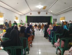 Sinergi Pemprov-Pemkab Gorontalo, Gusnar dan Sopyan Serahkan 460 Paket Bantuan Beras di Hunggaluwa