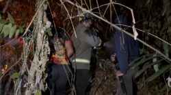 Personel Dit Samapta Polda Gorontalo Bantu Padamkan Kebakaran Lahan di Bone Bolango