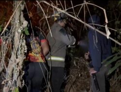 Personel Dit Samapta Polda Gorontalo Bantu Padamkan Kebakaran Lahan di Bone Bolango